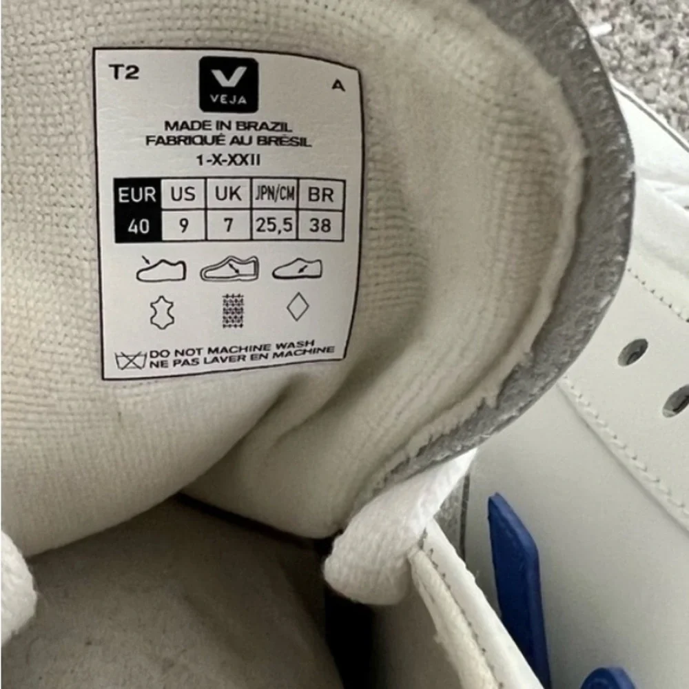 Veja - V-10 Leather Sneakers - Picture 4 of 8